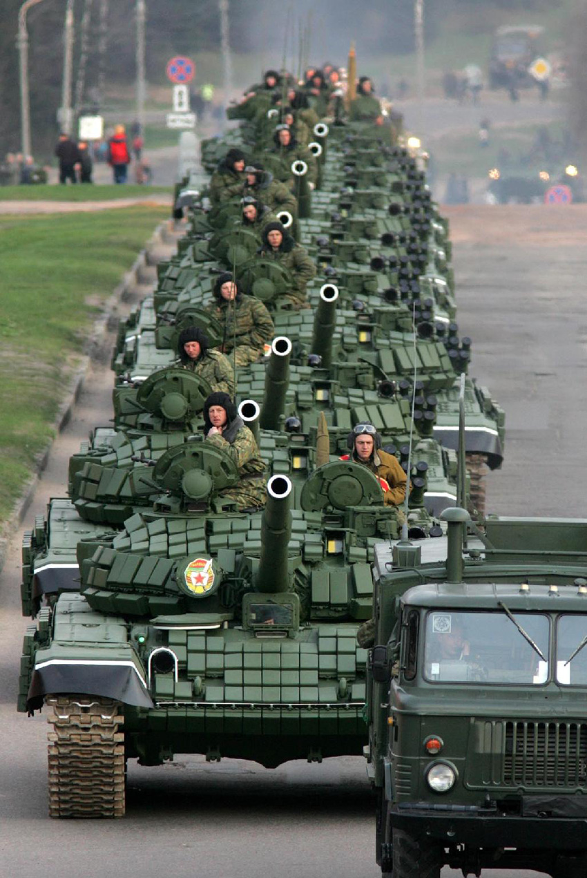 T72B_Minsk_Parade_May_2005_1