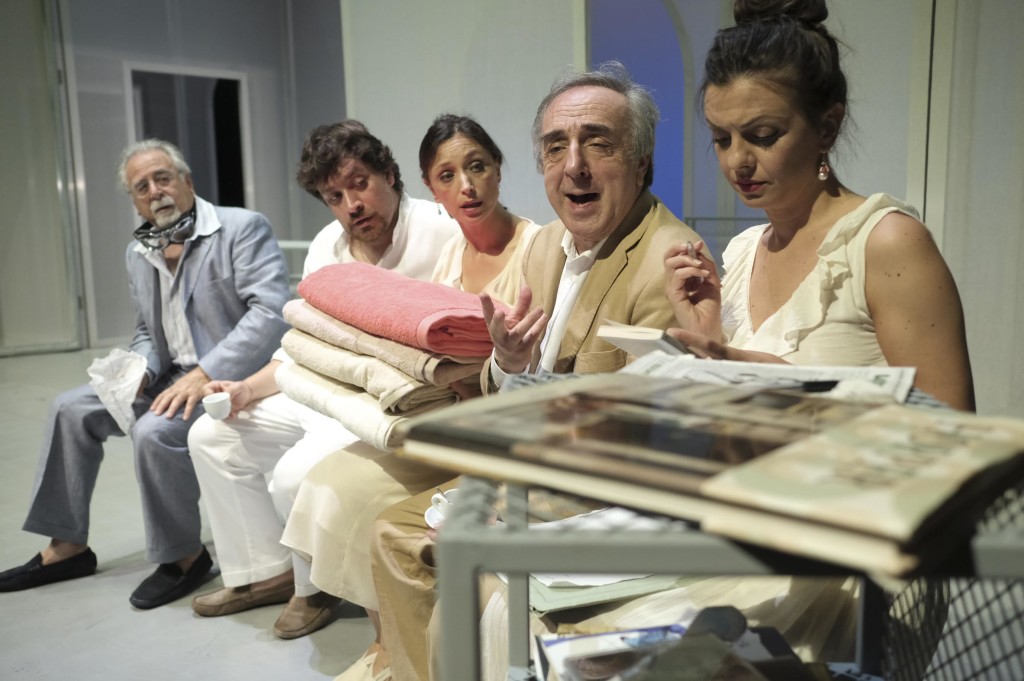 napoli teatro festival 2018 di Lucia Calamarocon Silvio Orlandoe con (in ordine alfabetico) Riccardo Goretti, Roberto Nobile, Alice Redini, Maria Laura Rondaniniscene Roberto Creacostumi Ornella e Marina Campanaleluci Umile Vainieriregia Lucia Calamaroproduzione Cardellino srlin coproduzione con Teatro Stabile dell’Umbriain collaborazione con Fondazione Campania dei Festival – Napoli Teatro Festival Italia