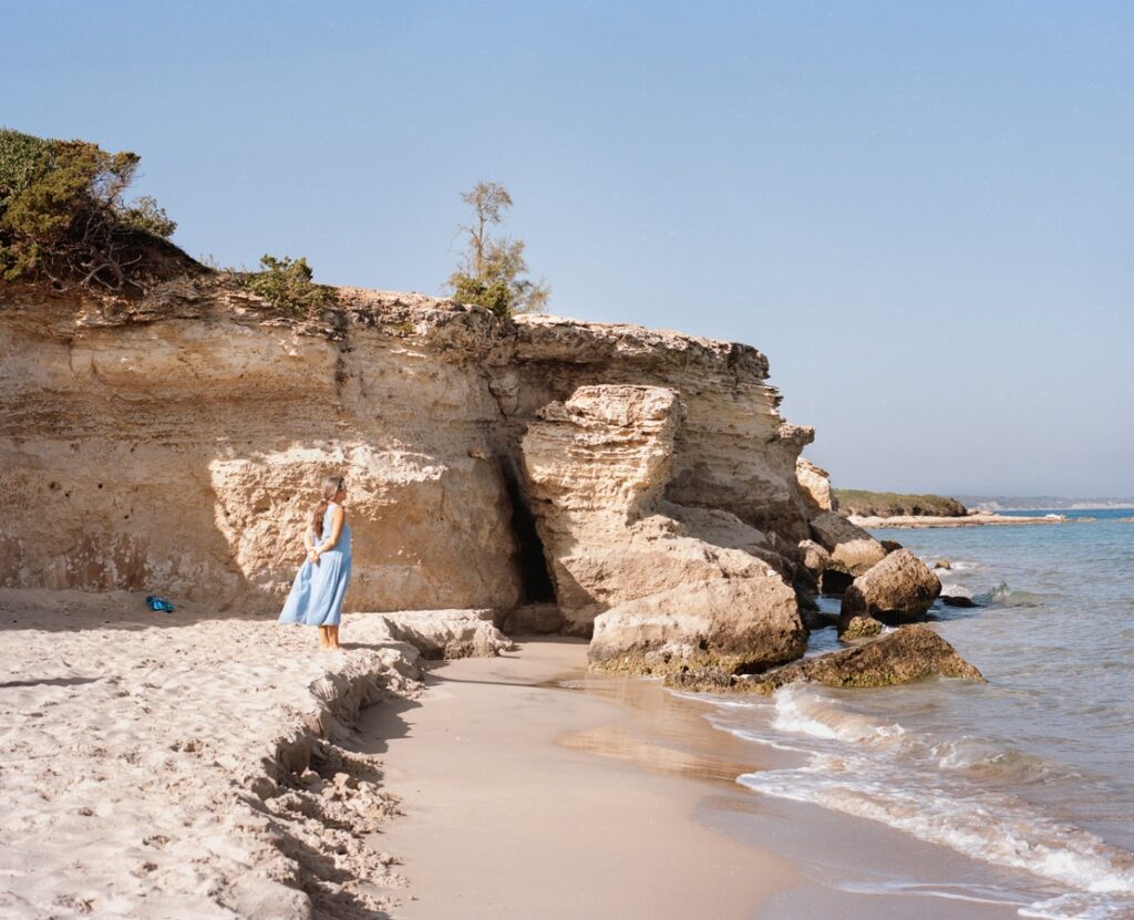 Verso Levante, Baia dei Turchi, Otranto (LE), Italia, 2023 Pellicola negativa medio formato. Da Sopravvivono alle spiagge