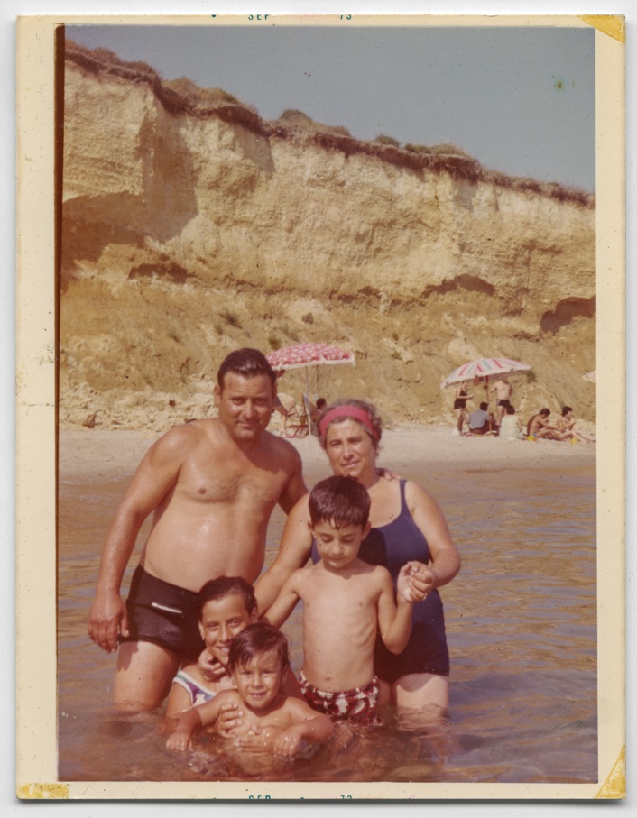 Fotografia vernacolare, Campo di Mare (BR), Italia, settembre 1973. Dall’archivio di Sopravvivono alle spiagge