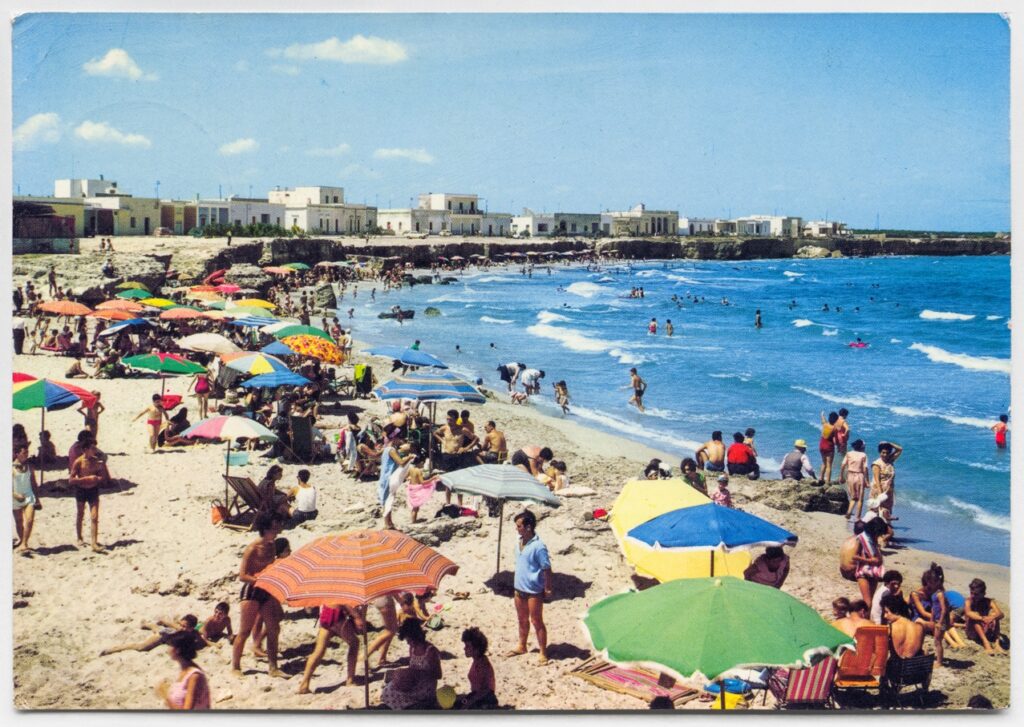 Cartolina viaggiata, San Foca (LE), Italia, 1971 Dall'archivio di Sopravvivono alle spiagge